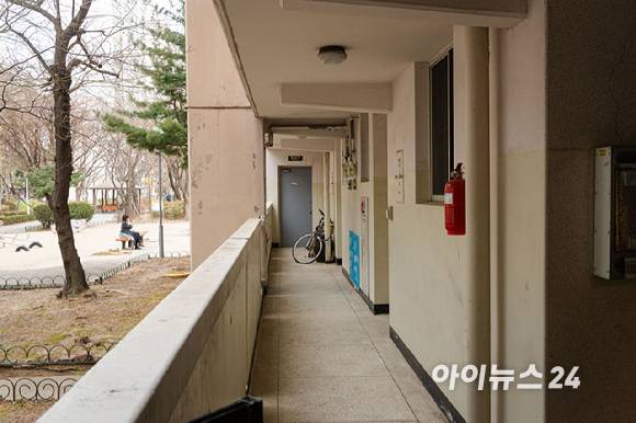 노원구 상계주공5단지 아파트 단지 내 복도에서 바라본 가구들 사이 낡은 벽돌 디자인 위로 소화전이 달려있다. 2026.02.26 [사진=김민지 기자]