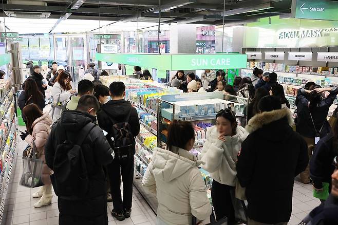 2025년 화장품 수출이 역대 최대를 경신했다. 사진은 지난 1월 서울의 한 화장품 매장. [연합뉴스]