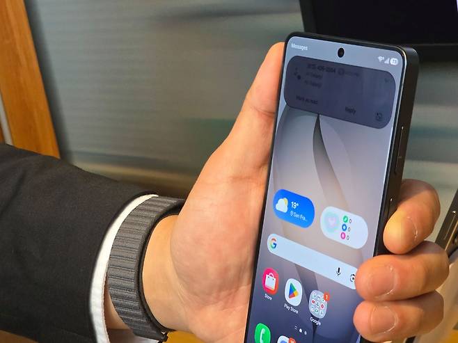 25일(현지시간) 미국 샌프란시스코에서 스마트폰 신제품 출시 행사를 연 삼성전자가 갤럭시 S26 시리즈를 공개했다. 갤럭시 S26 울트라는 프라이버시 디스플레이 기능을 통해 타인에게 알림 메시지만 보이지 않게 차단할 수 있다. 이영근기자