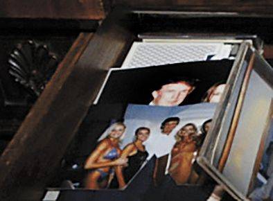 미국 법무부가 지난해 12월 21일(현지시간) 재공개한 엡스타인 관련 파일 속 사진. 왼쪽 하단 서랍 사진 속에 젊은 시절 트럼프 대통령과 엡스타인의 옛 연인이자 공범 길레인 맥스웰 등의 모습이 담겨 있다. 미 법무부 공개 파일 캡처. 연합뉴스