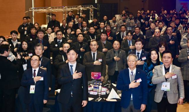 ▲ 제 107회 전국동계체육대회 개막식이 25일 평창 모나용평리조트에서 유승민 대한체육회장과 김진태 도지사, 김시성 도의장, 양희구 도체육회장, 경민현 강원도민일보사장, 이선영 문체부 체육국장, 시·도 체육회장 및 선수단이 참석한 가운데 열렸다.    방도겸 기자