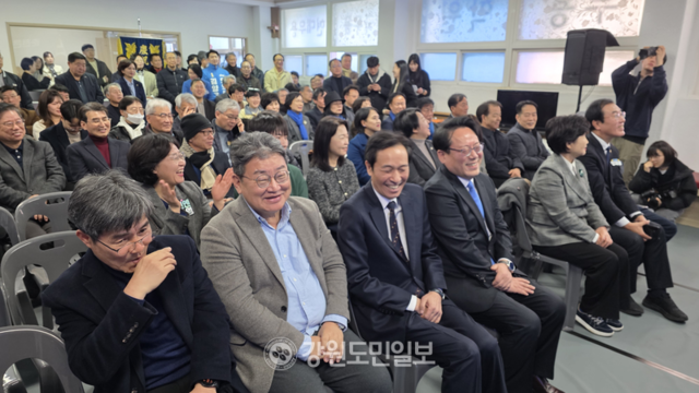 ▲ 더불어민주당 소속 원선희 춘천시장 예비후보 선거사무소 개소식이 26일 우상호 전 청와대 정무수석, 유정배 민주당 춘천·철원·화천·양구을 지역위원장 등이 참석한 가운데 열렸다. 정민엽 기자