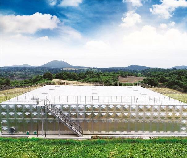 지진 발생 시에도 안정적으로 용수를 저장할 수 있도록 설계된 STS(스테인리스강) 면진형 물탱크. /문창 제공