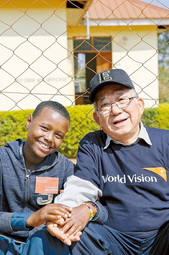 나태주 시인(오른쪽)과 그가 2019년부터 후원하고 있는 탄자니아 소녀 네마 니코데무. /달 출판사 제공