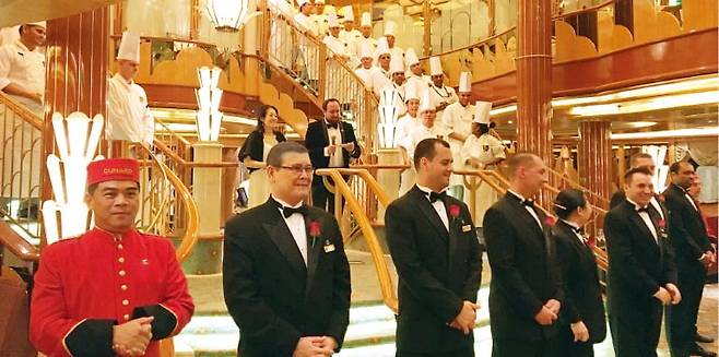 큐나드 퀸 엘리자베스 크루즈 내 ‘브리타니아 레스토랑’에서 선보이는 퍼레이드. /ⓒ류재도