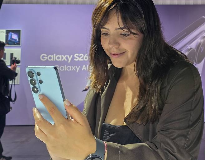 '갤럭시 언팩 2026'의 체험존에서 제품을 체험하는 관람객들. 삼성전자