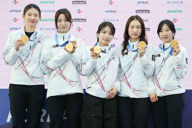 쇼트트랙 여자 3000m에서 금메달을 딴 대표팀 선수들이 21일(현지시간) 이탈리아 밀라노 코리아하우스에서 열린 기자회견에서 메달을 들고 기념촬영을 하고 있다. 왼쪽부터 심석희, 노도희, 김길리, 최민정, 이소연. 연합뉴스