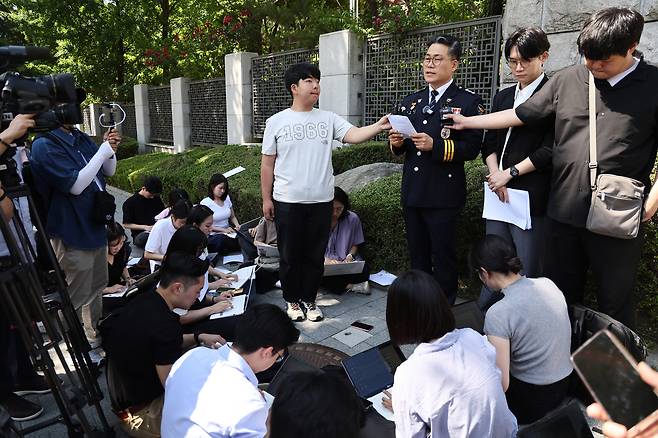 백해룡 전 영등포경찰서 형사과장(경정)이 지난해 6월12일 서울 서초구 대검찰청 앞에서 인천세관 마약 밀수 연루 의혹 관련 합동수사팀 출범에 대해 입장을 밝히고 있다. 연합뉴스