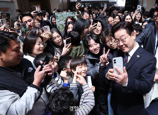 26일 서울 용산구 국립중앙박물관에서 열리고 있는 ‘우리들의 이순신’ 특별전을 찾은 이재명 대통령이 관람객들과 셀카를 찍고 있다. 청와대사진기자단