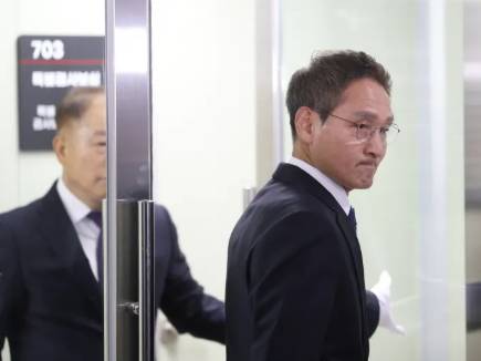 ‘관봉권 띠지 폐기 의혹’과 ‘쿠팡 퇴직금 불기소 외압 의혹’을 수사하는 안권섭 특별검사가 지난해 12월 서초구 사무실에서 열린 특검팀 현판식을 마치고 퇴장하고 있다. 연합뉴스