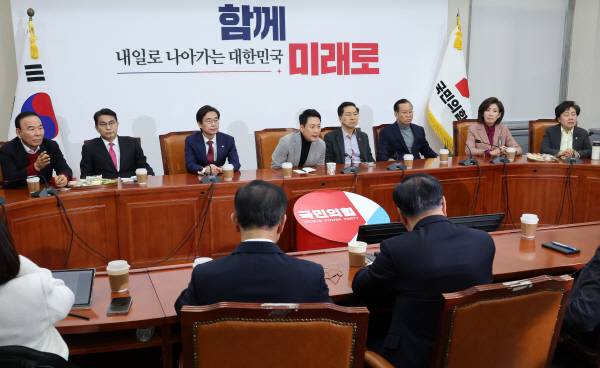 국민의힘 장동혁 대표가 26일 국회에서 중진 의원들과 면담하고 있다. 연합뉴스