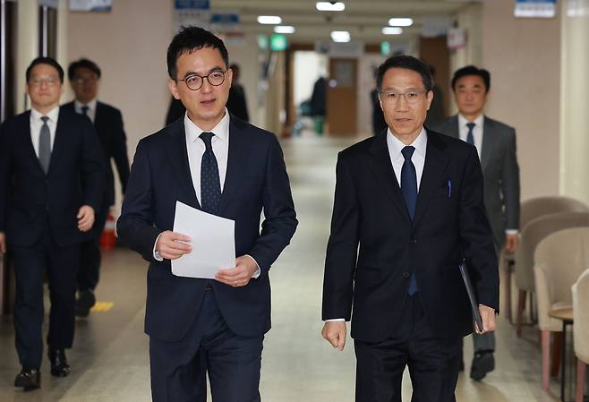 Acting Prosecutor General Koo Ja-hyeon (left) and acting Korea National Police Agency Commissioner General Yoo Jae-seong walk to a briefing at the Government Complex Seoul in Jongno, Seoul, Thursday, where authorities outlined strict measures against fake news ahead of the local elections. (Yonhap)