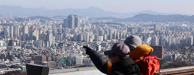 Apartment complexes in Seoul are seen from the N Seoul Tower observatory on Jan. 25. After President Lee Jae Myung said at a New Year's press conference on Jan. 23 that he is “not considering at all” extending the temporary suspension of heavy capital gains taxes on owners of multiple homes, attention turned to whether some owners in regulated areas, including Seoul, will put properties on the market at discounted prices to avoid higher taxes. [YONHAP]