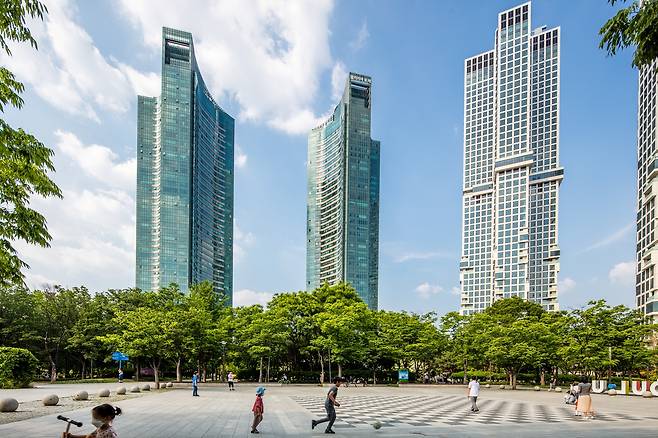 Galleria Foret and Acro Seoul Forest (right) in Seongsu-dong, Seongdong District, Seoul. These high-end residential complexes have helped transform Seongsu into one of the capital’s most prestigious and affluent neighborhoods. [SEOUL METROPOLITAN GOVERNMENT]