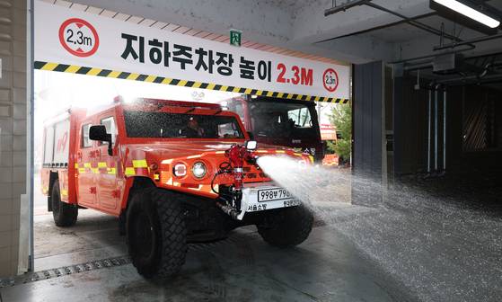 A low-floor fire truck enters a parking lot during a demonstration at the Seoul Metropolitan Fire Academy in Eunpyeong District, northern Seoul, on Feb. 26. [NEWS1]