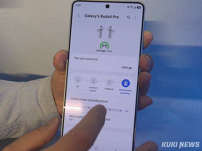 갤럭시 스마트폰 사용자는 갤럭시 버즈4 시리즈의 충전 케이스를 여는 것만으로 갤럭시 웨어러블 앱 설치 없이 즉시 페어링하며 폰 설정 및 퀵 패널에서 버즈를 제어 가능하다. 정우진 기자