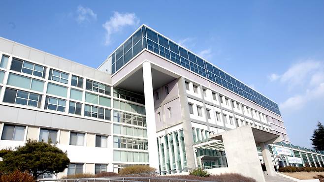 대구대 사범대학이 2026학년도 교원 임용시험에서 278명의 합격자를 배출하며 전국 최고 수준의 교원 양성 실력을 입증했다. 사진은 대구대 사범대학 건물. 대구대 제공&nbsp;