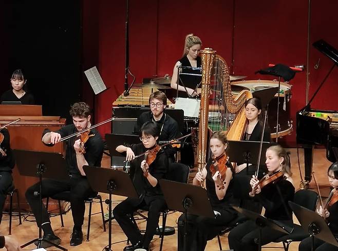 퍼커셔니스트 공성연이 지난해 독일 슈투트가르트 국립음대 콘서트홀에서 열린 슈투트가르트 국립음대 현대음악 앙상블에 참여해 연주하고 있다.    (c)공성연