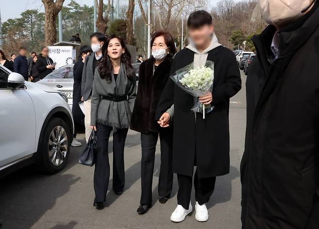 이부진(왼쪽) 호텔신라 사장과 홍라희 라움미술관 명예관장이 26일 서울 관악구 서울대학교에서 열린 2026학년도 입학식에서 이 사장의 장남 임동현 군의 입학을 축하하고 있다. 뉴시스