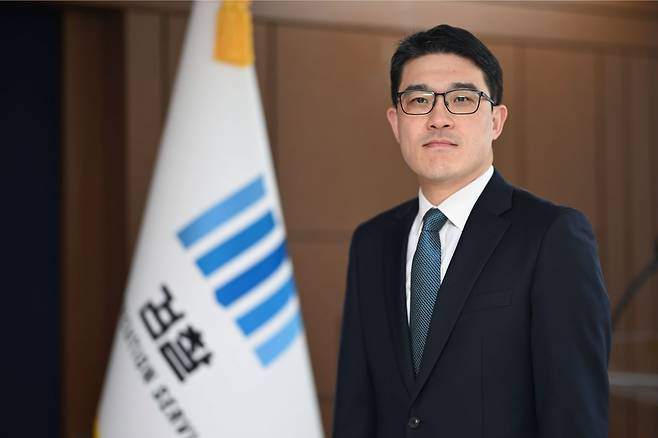 나희석 서울중앙지방검찰청 공정거래조사부 부장검사가 23일 서울 서초구 서울중앙지검에서 국민일보와 만나 인터뷰 진행 전 포즈를 취하고 있다. 윤웅 기자