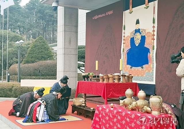 의정부시가 26일 시청 앞에서 태조 어진 고유제를 올리고 있다. 이선호기자