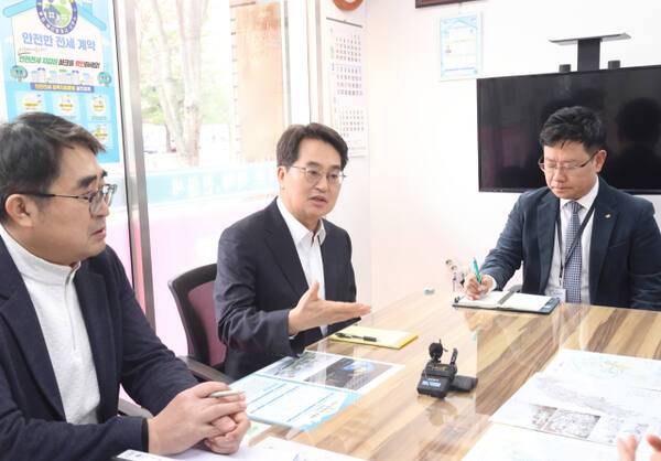 김동연 경기도지사가 26일 집값담합으로 인해 피해를 입은 공인중개사를 직접 만나 피해 상황을 듣고 있다. 경기도 제공