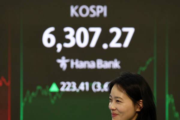 코스피가 사상 최고치 랠리를 이어가며 전장보다 223.41포인트(3.67%) 오른 6,307.27에 장을 마감한 26일 서울 하나은행 본점 딜링룸에서 딜러가 업무를 보고 있다. 연합뉴스