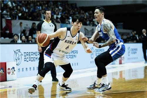 드리블하는 이정현 / 사진=FIBA 제공. 연합뉴스