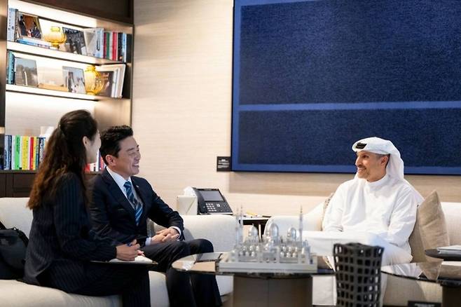 이재명 대통령의 전략경제협력 특사 자격으로 아랍에미리트(UAE)를 방문한 강훈식 대통령 비서실장이 칼둔 칼리파 알 무바라크 아부다비 행정청장과 면담하는 모습을 26일 본인의 SNS 계정에 공개했다. 강 비서실장은 1박 3일간의 일정으로 방위산업·인공지능(AI)·원전 등 협력 확대 방안을 논의했다. <강훈식 비서실장 SNS 캡처·연합뉴스>