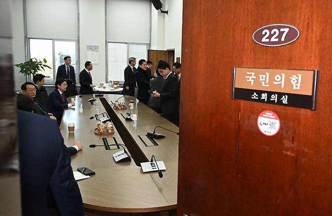 26일 서울 여의도 국회에서 6·3 지방선거를 앞두고 ‘절윤’ 문제 등 국민의힘이 나아가야 할 방향을 논의하기 위한 중진회의가 소집되어 의원들이 모여 있다. [공동취재단, 연합뉴스]