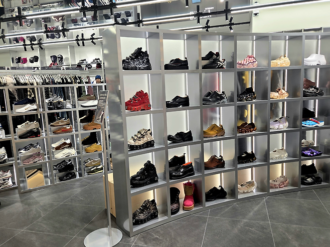 26일 무신사는 서울 압구정 갤러리아 명품관 WEST관에 하이엔드 편집숍 ‘무신사엠프티’ 매장을 오픈했다. [김혜진 기자]