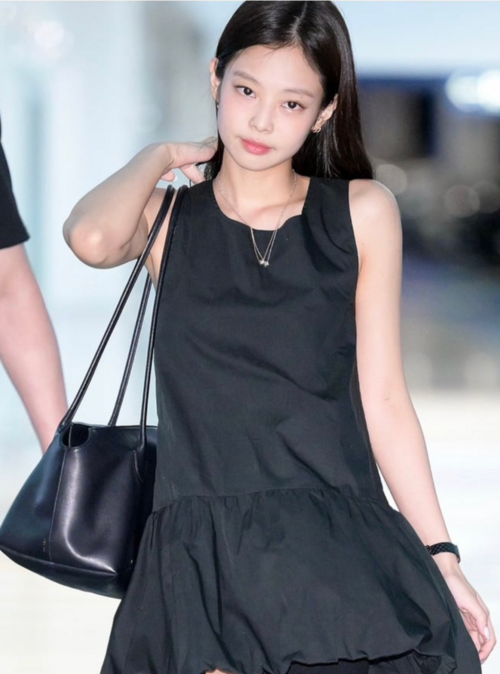 더 로우의 가방을 걸친 블랙핑크 제니.