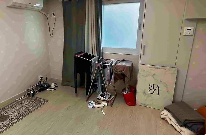 외국인 유학생이 살던 서울의 한 원룸. 밀린 월세를 내지 않고 출국한 뒤 연락이 끊긴 임차인의 짐이 방에 남겨져 있다.  독자 제공
