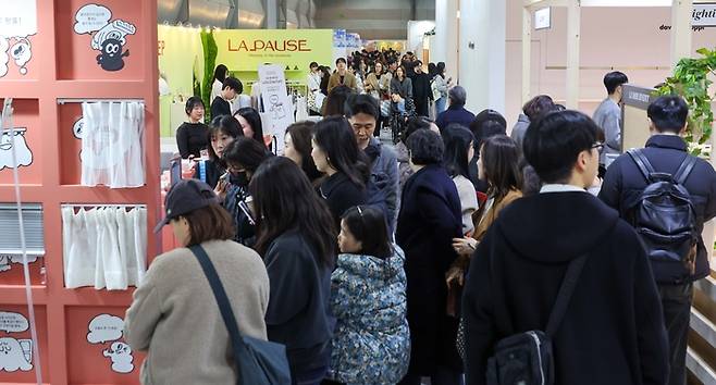 25일 서울 강남구 코엑스에서 열린 ‘서울리빙디자인페어’에서 관람객들이 부스를 둘러보고 있다. 국내 최대 규모로 3월 1일까지 열리는 이번 행사에는 총 510개 브랜드가 참여해 가구, 가전, 조명, 인테리어 자재 등 최신 트렌드를 선보인다. /한주형 기자