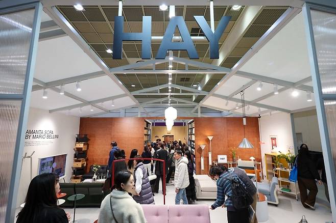 25일 서울 강남구 코엑스에서 열린 ‘서울리빙디자인페어’에서 관람객들이 부스를 둘러보고 있다. 국내 최대 규모로 3월 1일까지 열리는 이번 행사에는 총 510개 브랜드가 참여해 가구, 가전, 조명, 인테리어 자재 등 최신 트렌드를 선보인다. /한주형 기자