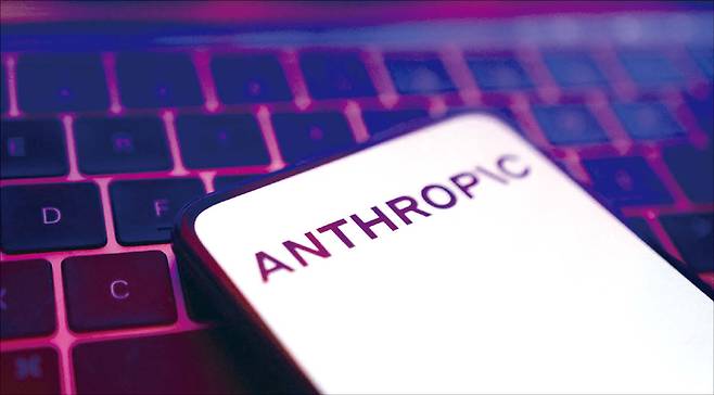 미국 인공지능(AI) 빅테크 ‘앤트로픽(Anthropic) 쇼크’가 소프트웨어(SW) 산업을 휩쓸고 있다. 기업용 AI 강자 앤트로픽은 최근 ‘클로드 코워크’라는 AI 도구로 소프트웨어 업계를 발칵 뒤집어놨다. (로이터=연합뉴스)