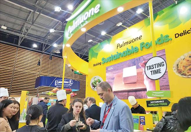 풀무원이 해외 사업 부진 등 낮은 수익성과 높은 부채비율 과제를 안고 있다. 사진은 식품박람회에서 외국인들이 두부텐더, 두유면 등 제품을 시식하는 모습. (풀무원 제공)
