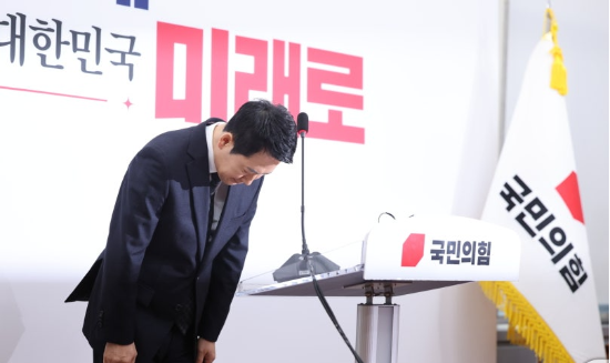 장동혁 국민의힘 대표가 지난 20일 서울 여의도 국회에서 윤석열 전 대통령 1심 선고에 대한 입장을 밝히는 기자회견 전 인사를 하고 있다. (사진=뉴스1)