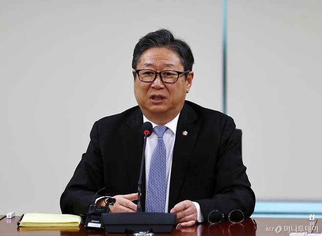 [서울=뉴시스] 김명년 기자 = 황희 더불어민주당 서울시당 지선기획단장이 6일 오후 서울 여의도 국회 의원회관에서 부동산 정책방향 간담회를 하고 있다. 2026.01.06. kmn@newsis.com /사진=김명년