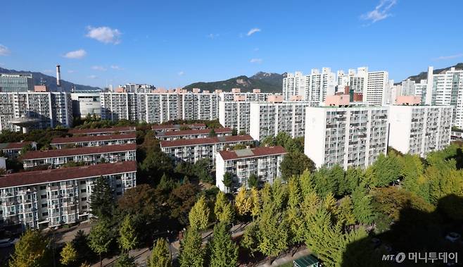 정부의 10·15 주택시장 안정화 대책 발표 이후 전세 매물이 감소세를 보인 가운데 27일 오후 서울 노원구 상계주동 아파트 단지 모습이 보이고 있다. /사진=뉴시스 /사진=조성우