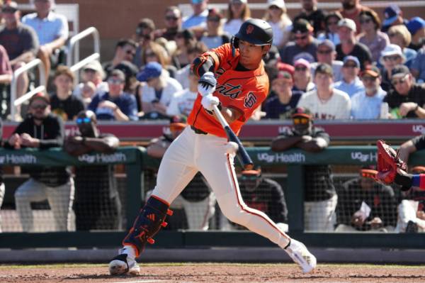 이정후(샌프란시스코 자이언츠)가 메이저리그(MLB) 시범경기에서 4경기 연속 안타를 터뜨렸다. 사진은 지난 23일(한국시각) 미국 애리조나주 스코츠데일 스타디움에서 열린 시카고 컵스와 2026 MLB 시범경기에서 안타를 친 이정후의 모습. /로이터=뉴스1