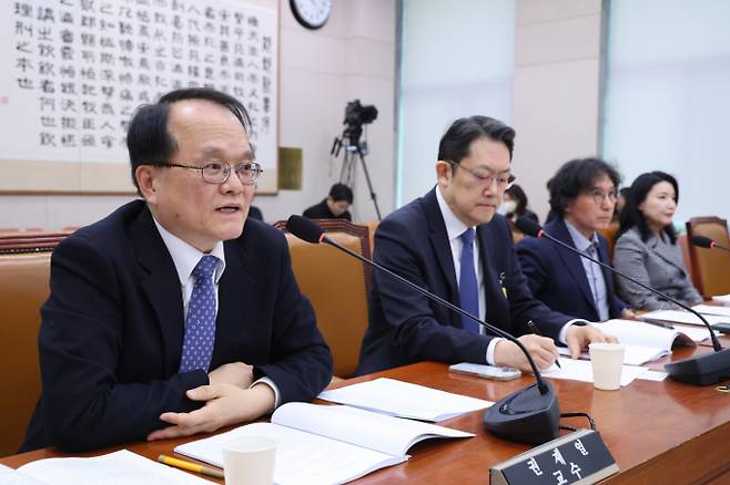 자사주 의무 소각 상법개정안이 국회를 통과하면서 자사주 보유율 두자릿수 기업들의 고심이 깊어지고 있다. 권재열 경희대 교수가 13일 서울 여의도 국회 법제사법위원회 법안심사제1소위원회에서 열린 상법 개정안 관련 공청회에서 발언하고 있다. /사진=뉴스1