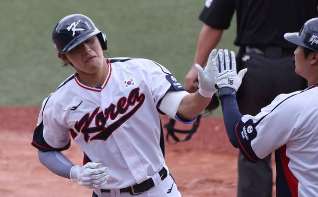 26일 일본 오키나와현 가데나의 가데나 구장에서 열린 2026 월드베이스볼클래식(WBC) 대한민국 야구대표팀과 삼성의 연습경기. 5회말 1사 대표팀 3번타자 김도영이 안현민에 이어 홈런을 날린 뒤 동료들과 하이파이브를 하고 있다. 연합뉴스