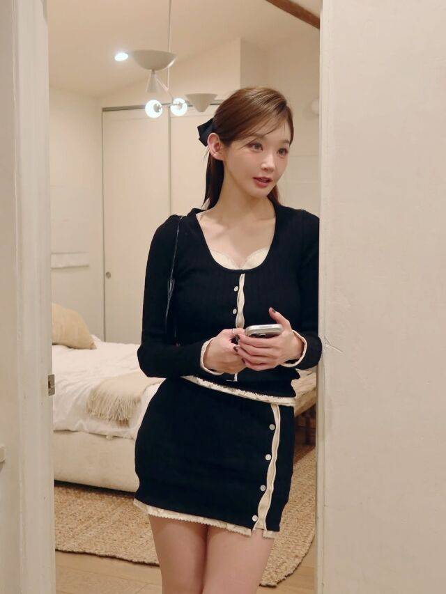 강민경이 감각적인 스타일링으로 눈길을 끌었다. / 강민경 SNS