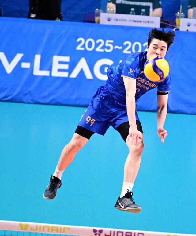 우리카드 김지한이 서브를 넣고 있다 / 한국배구연맹(KOVO)