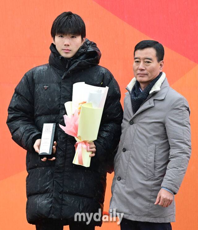 2026년 2월 24일 경상남도 통영공설운동장에서 '약속의 땅 통영, 제62회 춘계대학축구연맹전' 한산대첩기 결승, 경희대학교와 연세대학교의 경기가 열렸다.준우승을 차지한 경희대 장하윤이 우수 선수상을 수상하고 있다./통영공설운동장=유진형 기자