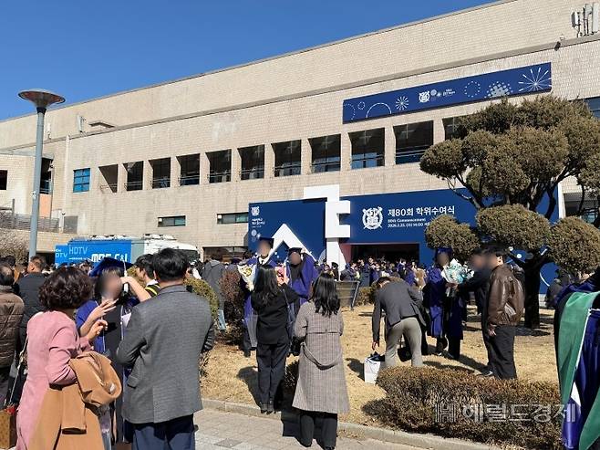 25일 오후 서울대학교 관악캠퍼스에서 제80회 전기 학위수여식에 참석한 학생들과 가족들이 기념사진을 촬영하고 있다. 전새날 기자