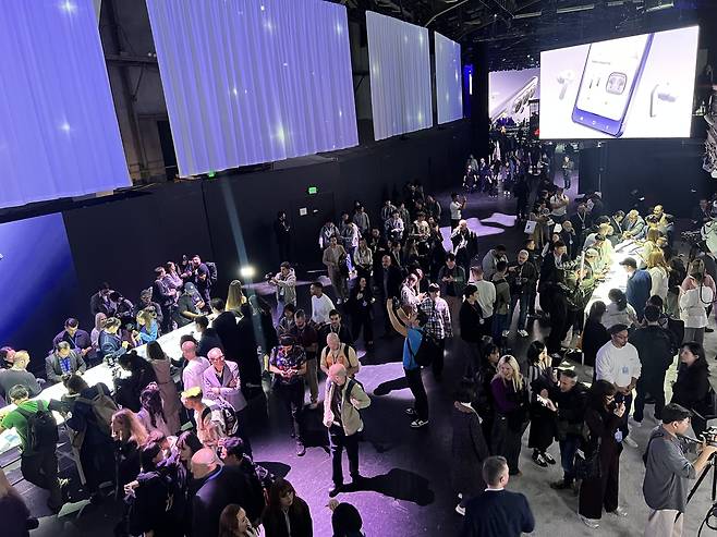 삼성전자가 25일(현지시간) 미국 샌프란시스코 팰리스 오브 파인 아트에서 갤럭시 언팩 2026이 열린 가운데 참석자들이 갤럭시S26 제품을 살펴보고 있다. [박혜림 기자/rim@]