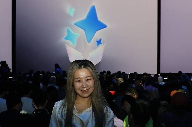 25일(현지시간) 미국 샌프란시스코의 팰리스 오브 파인 아트(Palace of Fine Arts)에서 열린 삼성전자 갤럭시 언팩 2026에 케이팝 데몬 헌터스의 감독 매기 강이 참석한 모습. [갤럭시 언팩 2026 취재단]