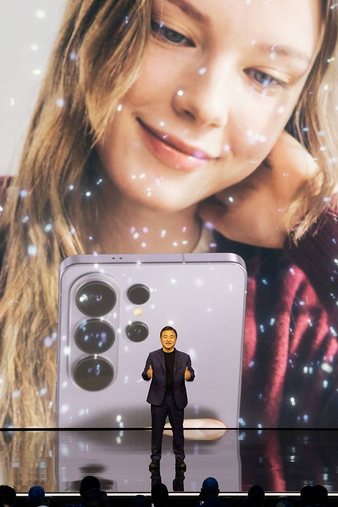 노태문 삼성전자 사장이 25일(현지시간) 미국 샌프란시스코 ‘팰리스 오브 파인 아트’에서 3세대 AI폰 ‘갤럭시 S26 시리즈’를 소개하고 있다. [로이터]